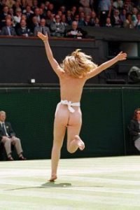 Mens tyske VM-arrangører har holdt banene fri for nakne kropper, snek denne streakeren seg inn på Wimbledon-gresset mens russerne Maria Sharapova Elena Dementieva spilte i årets turnering.