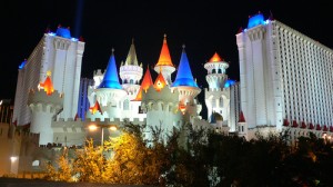 Hotellkasinoet Excalibur gjør seg best om natta - i likhet med resten av Las Vegas. Egyptiskinspirerte Luxor er et hotell bygd som en pyramide. Manuela og Julia fra Mexico hygger seg foran slot-maskinene. Og de er tålmodige. Hvem vet, i neste øyeblikk kan de være steinrike. Høyeste beløp utbetalt på en spilleautomat er ufattelige 12,5 millioner dollar. - En opplevelse for livet, og er du smart, trenger ikke luksusen å koste deg noe særlig, sier engelske Dean (21), som sammen med kompisene James, Matt og Paul har tatt en avstikker fra ferie i Los Angeles. De har skjønt poenget med et vellykket opphold i Las Vegas: Å gi seg mens du fremdeles er i pluss. Langs Las Vegas Strip, spillebyens hovedåre, er trafikken voldsom. Mange kommer hit for å bli rike, men ender sitt liv her. Byen har USAs høyeste selvmordsstatistikk. Blide er de, og posere kan de. Servitrisene i de mange hotellkasinoene lever av tips, og er du sjenerøs, har du garantert en god venn, så lenge du har økonomi til det. Ikke vanskelig å finne ledig rom i Las Vegas. Byen har flere hotellrom en både New York og Paris. Og flere skal det bli.