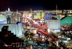 Det hevdes at Las Vegas er den eneste byen på jorda som kan ses fra månen. Fordi de færreste reiser fra Vegas med fetere konto, har kasino-eierne døpt om gambling til gaming, med vekt på opplevelsen av å spille i et stort kasino.
