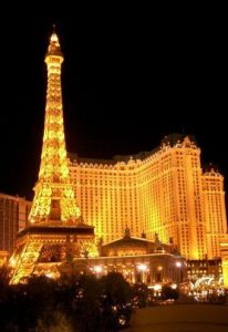 - Paris-Las Vegas. Eiffeltårnet er bygget i halv skala, mens Triumfbuen, Champs-lyses, Parc Monceau og Paris"operahus kommer i størrelsesorden 1 til 3.
