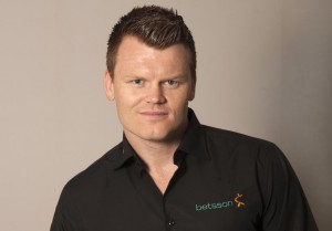 John Arne Riise har signert en avtale med Betsson. Det har skapt sterke reaksjoner i Norges Fotballforbund.