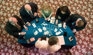 Folk som står rundt et blackjack-bord